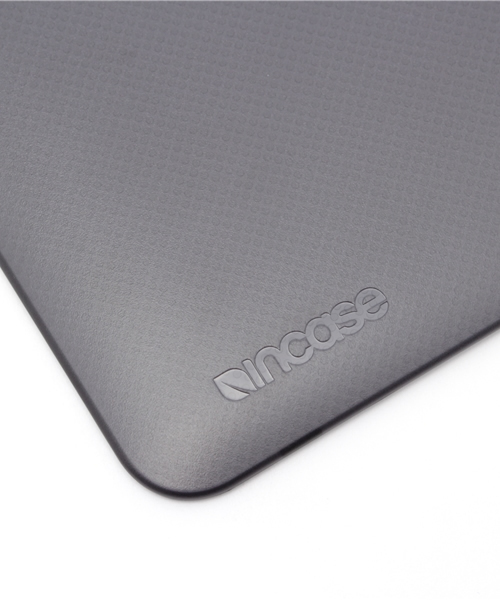 incase（インケース）の「CL60603 Hardshell Case for MacBook Air 11 Dots（スマホグッズ・メンズ・ブラック・ONE SIZE）」の5枚目の写真