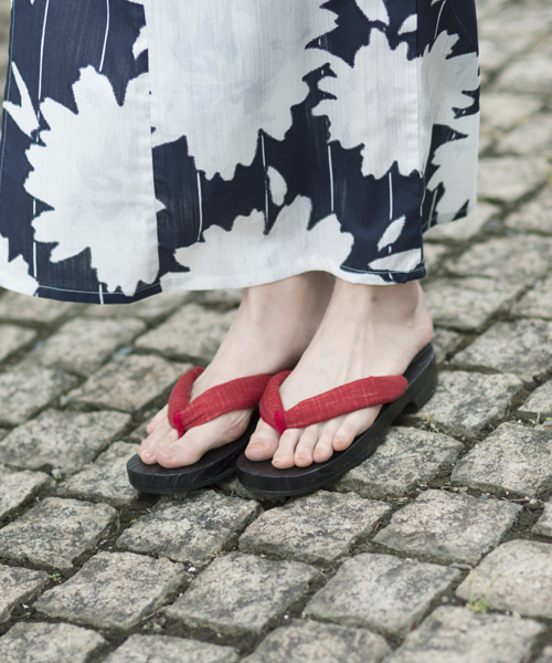 koe（コエ）の「【浴衣・作り帯・下駄 3点セット】花柄浴衣（浴衣・レディース・マスタード/ネイビー・FREE）」の16枚目の写真