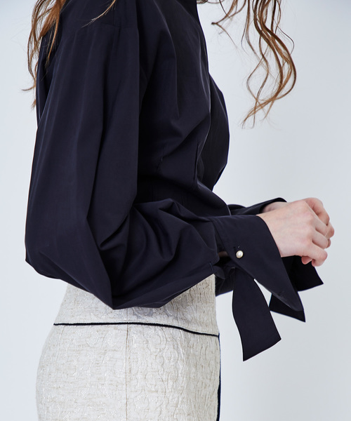 UNITED TOKYO（ユナイテッドトウキョウ）の「スリーブコンシャスTOP（シャツ/ブラウス・レディース・ホワイト/ブラック・1）」の3枚目の写真