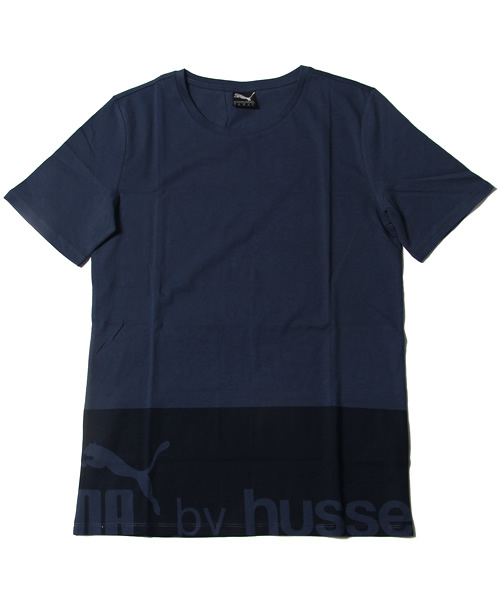 PUMA（プーマ）の「ロゴ TEE - PUMA by hussein chalayan（Tシャツ 