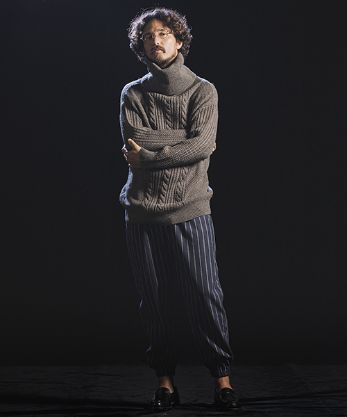 Jih Nunc(ジーヌンク)の「mn2020-ボリュームネックケーブルニットプルオーバー(ニット/セーター・メンズ・ブラック/ベージュ/グレー・S/M/L)」の16枚目の写真