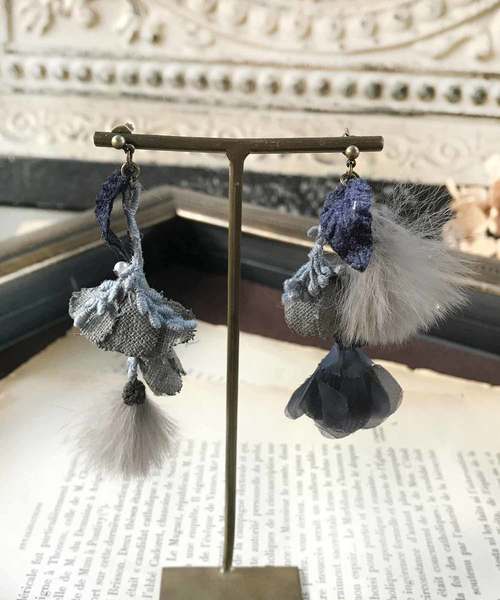 m.soeur(エムスール)の「ファーとお花のピアス(ピアス(両耳用))」|ブラック