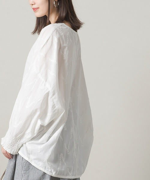 OMNES（オムネス）の「リーフ刺繍ドルマンプルオーバー（Tシャツ/カットソー・レディース・チャコールグレー/ベージュ/アイボリー・FREE）」の2枚目の写真