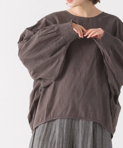 OMNES（オムネス）の「リーフ刺繍ドルマンプルオーバー（Tシャツ/カットソー・レディース・チャコールグレー/ベージュ/アイボリー・FREE）」の4枚目の写真