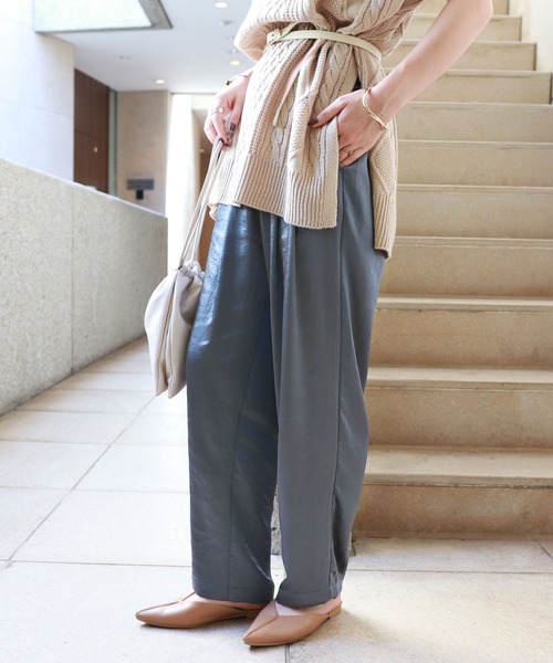 andme(アンドミー)の「とろみサテンタックテーパードパンツ(その他パンツ・レディース・カーキ/ブルー/アイボリー/グレー系その他/テラコッタ・M/L)」の5枚目の写真