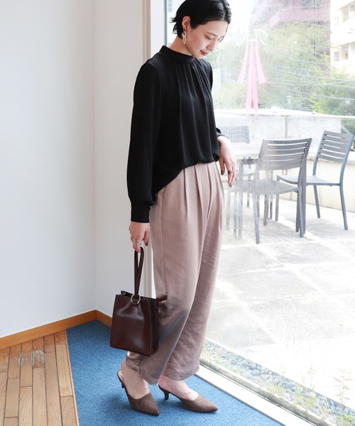 andme(アンドミー)の「とろみサテンタックテーパードパンツ(その他パンツ・レディース・カーキ/ブルー/アイボリー/グレー系その他/テラコッタ・M/L)」の9枚目の写真