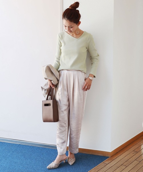 andme(アンドミー)の「とろみサテンタックテーパードパンツ(その他パンツ・レディース・カーキ/ブルー/アイボリー/グレー系その他/テラコッタ・M/L)」の12枚目の写真