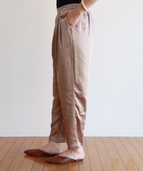 andme(アンドミー)の「とろみサテンタックテーパードパンツ(その他パンツ・レディース・カーキ/ブルー/アイボリー/グレー系その他/テラコッタ・M/L)」の14枚目の写真