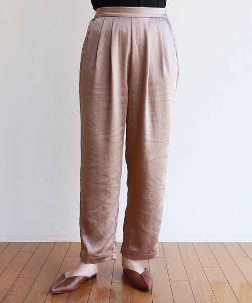 andme(アンドミー)の「とろみサテンタックテーパードパンツ(その他パンツ・レディース・カーキ/ブルー/アイボリー/グレー系その他/テラコッタ・M/L)」の16枚目の写真