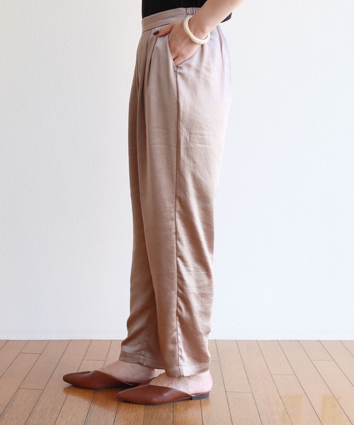andme(アンドミー)の「とろみサテンタックテーパードパンツ(その他パンツ・レディース・カーキ/ブルー/アイボリー/グレー系その他/テラコッタ・M/L)」の17枚目の写真