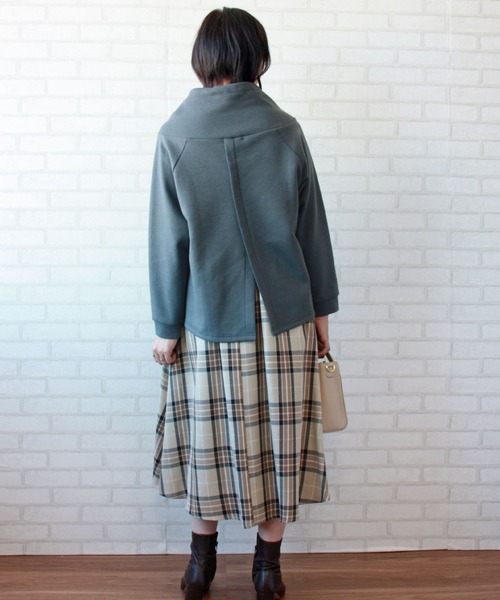 BELLUNA(ベルーナ)の「スタンドワイドネックプルオーバー(スウェット・レディース・ブルーグレー/ライトベージュ/ブラック/ブラウン系その他/カーキ/チャコール・MEDIUM/LARGE/X-LARGE)」の13枚目の写真
