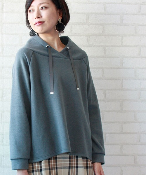 BELLUNA(ベルーナ)の「スタンドワイドネックプルオーバー(スウェット・レディース・ブルーグレー/ライトベージュ/ブラック/ブラウン系その他/カーキ/チャコール・MEDIUM/LARGE/X-LARGE)」の17枚目の写真
