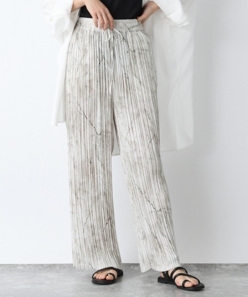 JEANASIS（ジーナシス）の「ニュアンスガラプリントプリーツパンツ/946199（その他パンツ・レディース・ベージュ系その他/グレー系その他・FREE）」の2枚目の写真