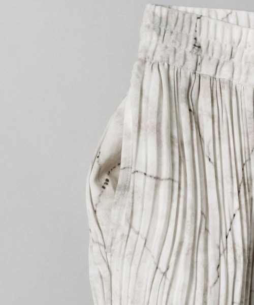 JEANASIS（ジーナシス）の「ニュアンスガラプリントプリーツパンツ/946199（その他パンツ・レディース・ベージュ系その他/グレー系その他・FREE）」の9枚目の写真