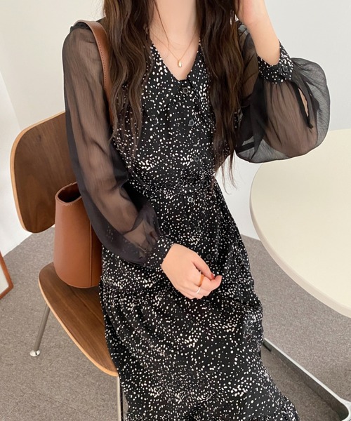 ABITOKYO(アビトーキョー)の「シアースリーブマキシ丈ドッキングティアード柄ワンピース(ワンピース・レディース・ホワイト/ブラック/グリーン・FREE)」の1枚目の写真