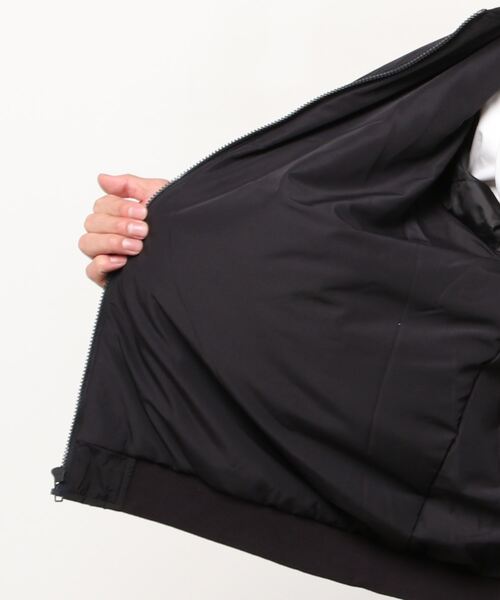 GAP（ギャップ）の「リサイクルナイロン100% ボンバージャケット（ブルゾン・メンズ・ブラック/ブラック系その他・S/M/L/XS/XL）」の4枚目の写真