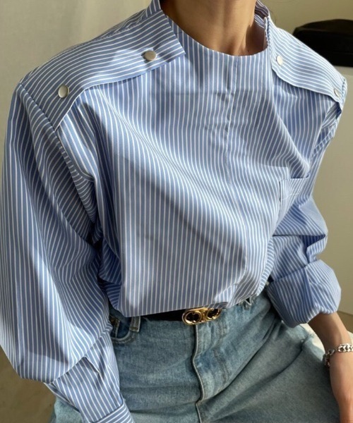 MANGROVE（マングローブ）の「ショルダーフラップストライプオーバーシャツ（シャツ/ブラウス・レディース・グレー/ブルー・FREE）」の2枚目の写真