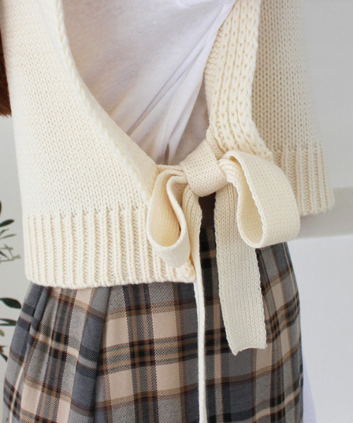 MODE ROBE（モードローブ）の「サイドリボンレイヤードニットベスト（ベスト・レディース・アイボリー/ブラック・FREE）」の21枚目の写真