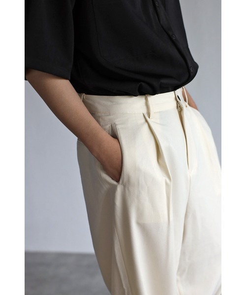 CREARE -LINO-(クレアーレリノ)の「タックワイドスラックスパンツ(スラックス・メンズ・ブラック/グリーン/アイボリー・M/L)」の17枚目の写真