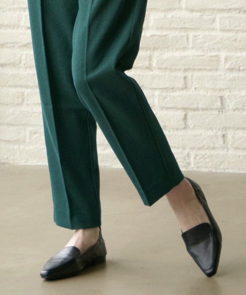 ikka（イッカ）の「シャーリングオペラシューズ（パンプス・レディース・ベージュ/ブラック・L/M）」の2枚目の写真