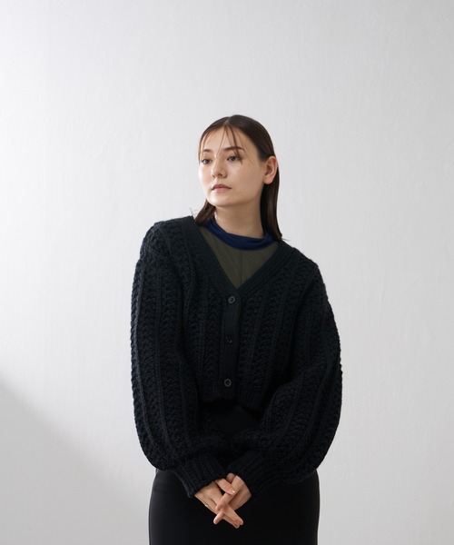 Lui's（ルイス）の「タックリブ編みボリュームショートカーディガン（カーディガン/ボレロ・レディース・ブラック/オフホワイト/グリーン・FREE）」の9枚目の写真