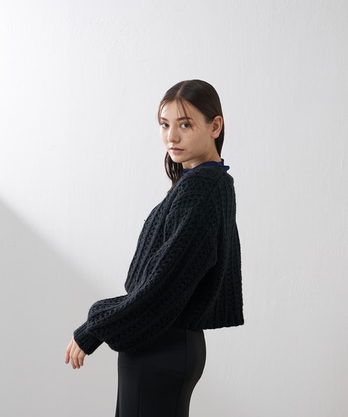 Lui's（ルイス）の「タックリブ編みボリュームショートカーディガン（カーディガン/ボレロ・レディース・ブラック/オフホワイト/グリーン・FREE）」の10枚目の写真