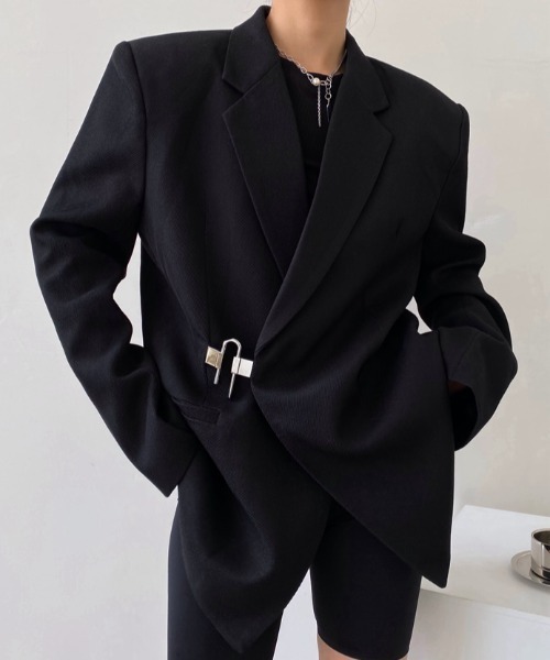 Vipoa（ヴィポア）の「メタルクリップデザインオーバーサイズジャケット（テーラードジャケット・レディース・ホワイト/ブラック・FREE）」の3枚目の写真