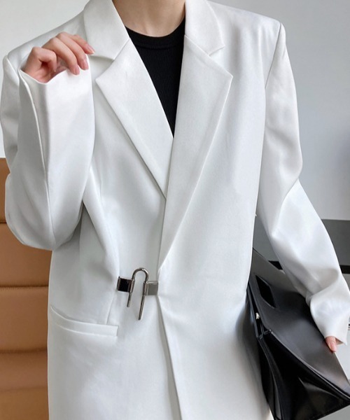 Vipoa（ヴィポア）の「メタルクリップデザインオーバーサイズジャケット（テーラードジャケット・レディース・ホワイト/ブラック・FREE）」の11枚目の写真