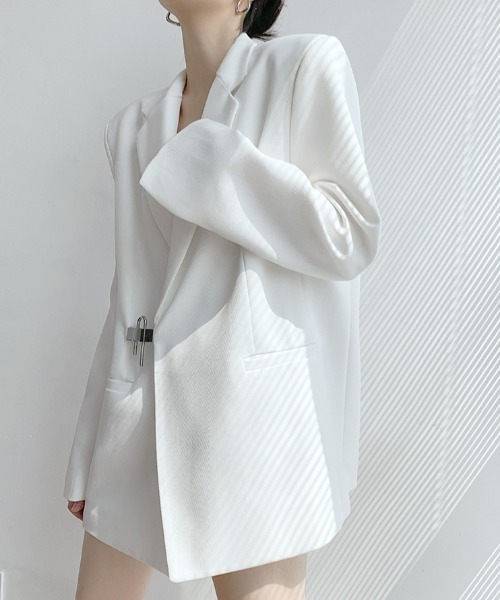 Vipoa（ヴィポア）の「メタルクリップデザインオーバーサイズジャケット（テーラードジャケット・レディース・ホワイト/ブラック・FREE）」の4枚目の写真