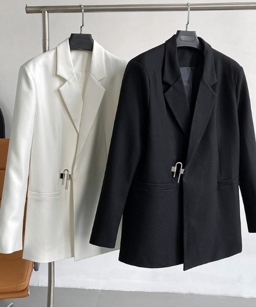 Vipoa（ヴィポア）の「メタルクリップデザインオーバーサイズジャケット（テーラードジャケット・レディース・ホワイト/ブラック・FREE）」の6枚目の写真