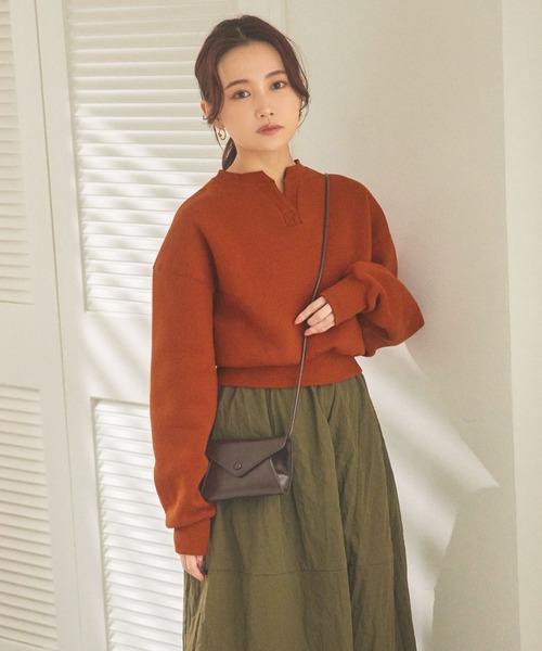 KOBE LETTUCE（コウベレタス）の「[ 水越みさとさんコラボ ] キーネック裏起毛トップス（スウェット・レディース・ネイビー/ブラック/オレンジ系/ナチュラル・S/M）」の4枚目の写真