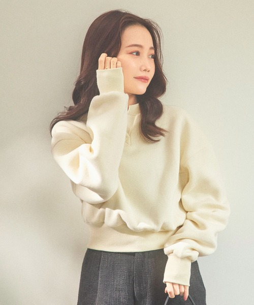 KOBE LETTUCE（コウベレタス）の「[ 水越みさとさんコラボ ] キーネック裏起毛トップス（スウェット・レディース・ネイビー/ブラック/オレンジ系/ナチュラル・S/M）」の2枚目の写真