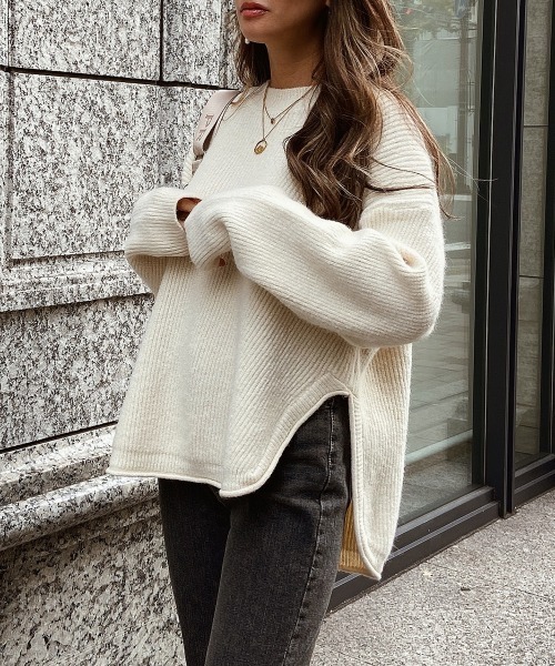 esutoreja（エストレジャ）の「オーバーサイズドサイドスリットニット（ニット/セーター・レディース・アイボリー/ピンク/ブラック・FREE）」の2枚目の写真
