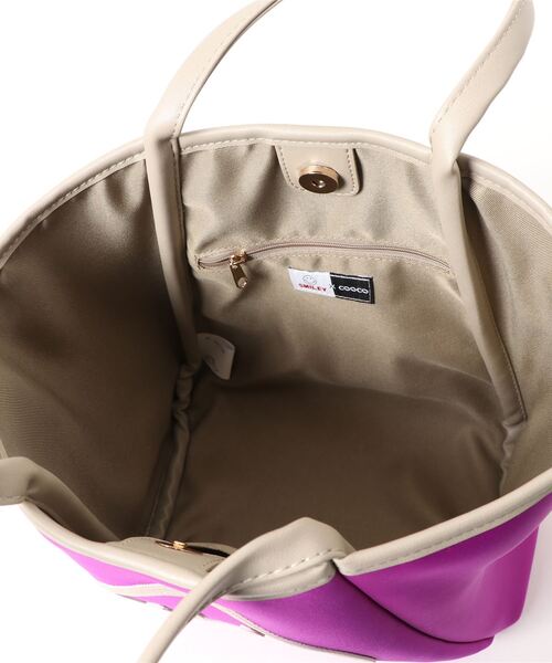 COOCO（クーコ）の「ＳＭＩＬＥＹ×ＣＯＯＣＯ／ダイバー素材トートバッグ（トートバッグ・レディース・ブラック/ベージュ/パープル/イエロー/グリーン/カモフラージュ/ネイビー・9）」の22枚目の写真