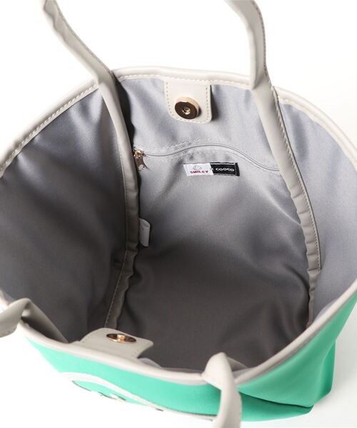 COOCO（クーコ）の「ＳＭＩＬＥＹ×ＣＯＯＣＯ／ダイバー素材トートバッグ（トートバッグ・レディース・ブラック/ベージュ/パープル/イエロー/グリーン/カモフラージュ/ネイビー・9）」の18枚目の写真