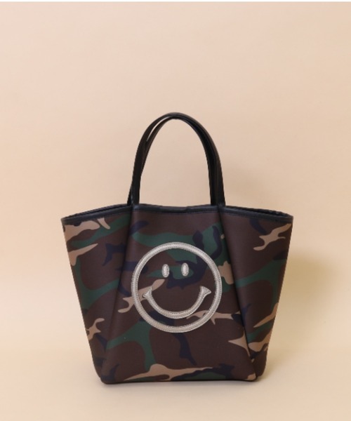 COOCO（クーコ）の「ＳＭＩＬＥＹ×ＣＯＯＣＯ／ダイバー素材トートバッグ（トートバッグ・レディース・ブラック/ベージュ/パープル/イエロー/グリーン/カモフラージュ/ネイビー・9）」の7枚目の写真