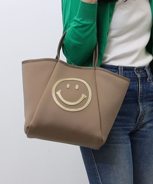 COOCO（クーコ）の「ＳＭＩＬＥＹ×ＣＯＯＣＯ／ダイバー素材トートバッグ（トートバッグ・レディース・ブラック/ベージュ/パープル/イエロー/グリーン/カモフラージュ/ネイビー・9）」の8枚目の写真