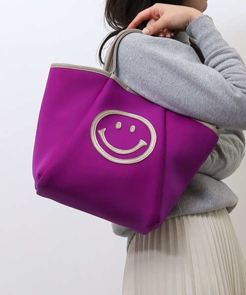 COOCO（クーコ）の「ＳＭＩＬＥＹ×ＣＯＯＣＯ／ダイバー素材トートバッグ（トートバッグ・レディース・ブラック/ベージュ/パープル/イエロー/グリーン/カモフラージュ/ネイビー・9）」の9枚目の写真