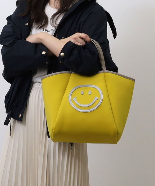 COOCO（クーコ）の「ＳＭＩＬＥＹ×ＣＯＯＣＯ／ダイバー素材トートバッグ（トートバッグ・レディース・ブラック/ベージュ/パープル/イエロー/グリーン/カモフラージュ/ネイビー・9）」の17枚目の写真