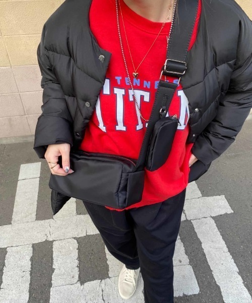 ISOOK(アイスー)の「スクエアボディバッグ / ナイロンバッグ ショルダーバッグ ペットボトルが入る ポーチ付き ウエストポーチ 肩掛け 無地 ブラック レッド 黒 赤(ショルダーバッグ・レディース・ブラック/レッド・FREE)」の6枚目の写真