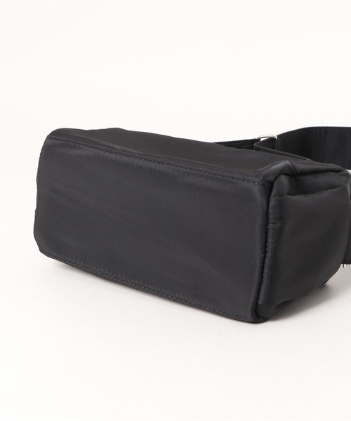 ISOOK(アイスー)の「スクエアボディバッグ / ナイロンバッグ ショルダーバッグ ペットボトルが入る ポーチ付き ウエストポーチ 肩掛け 無地 ブラック レッド 黒 赤(ショルダーバッグ・レディース・ブラック/レッド・FREE)」の10枚目の写真