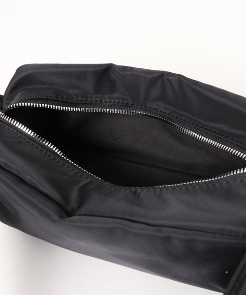 ISOOK(アイスー)の「スクエアボディバッグ / ナイロンバッグ ショルダーバッグ ペットボトルが入る ポーチ付き ウエストポーチ 肩掛け 無地 ブラック レッド 黒 赤(ショルダーバッグ・レディース・ブラック/レッド・FREE)」の11枚目の写真