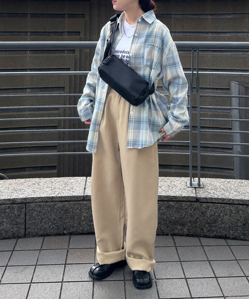 ISOOK(アイスー)の「スクエアボディバッグ / ナイロンバッグ ショルダーバッグ ペットボトルが入る ポーチ付き ウエストポーチ 肩掛け 無地 ブラック レッド 黒 赤(ショルダーバッグ・レディース・ブラック/レッド・FREE)」の15枚目の写真