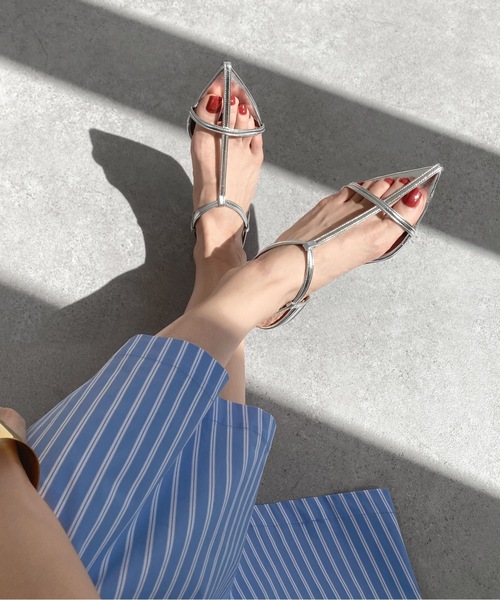 MAMIAN（マミアン）の「ポインテッドトゥ Tストラップ フラットサンダル（サンダル・レディース・アイボリー/ブラック/シルバー/ライム・L/S/M/LL）」の4枚目の写真