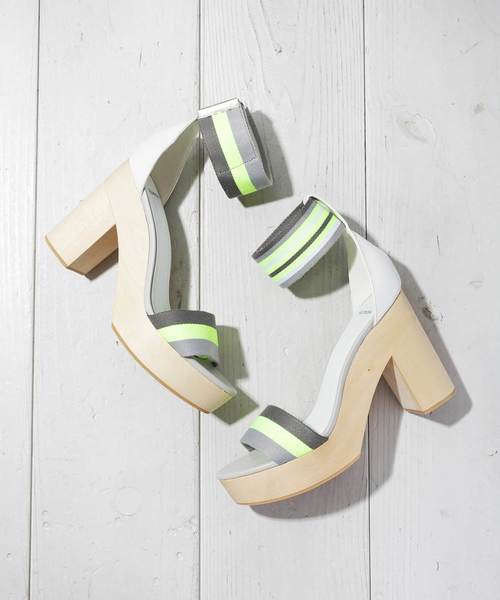 SOLPRESA（ソルプレーサ）の「【SOLPRESA】テープサンダル（サンダル・レディース・ホワイト/ブラック/マルチ・24.5/23.5）」の2枚目の写真