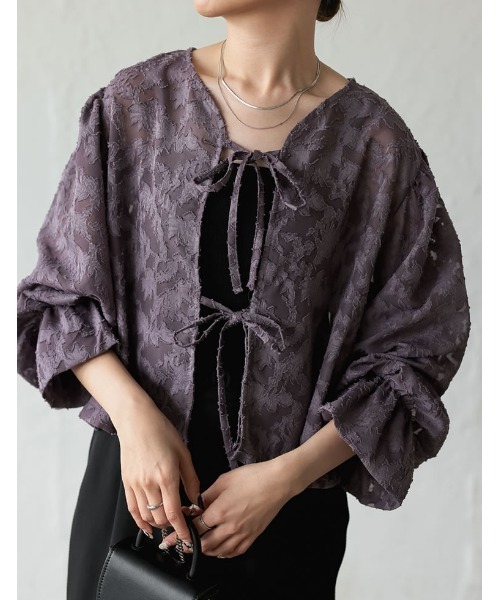 Re:EDIT（リエディ）の「[2023 SUMMER COLLECTION]前後2WAYフラワーカットジャガードシアーブラウス（カーディガン/ボレロ・レディース・アイボリー/ブラック/パープル・MEDIUM/LARGE）」の3枚目の写真