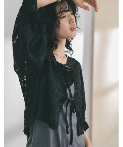 Re:EDIT（リエディ）の「[2023 SUMMER COLLECTION]前後2WAYフラワーカットジャガードシアーブラウス（カーディガン/ボレロ・レディース・アイボリー/ブラック/パープル・MEDIUM/LARGE）」の5枚目の写真