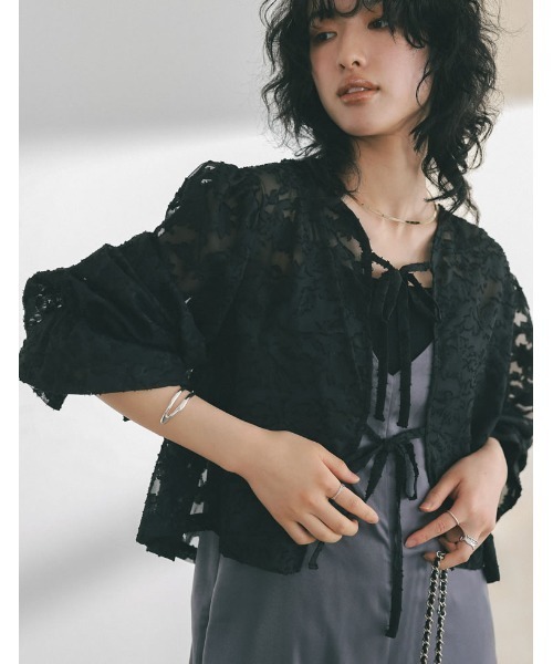 Re:EDIT（リエディ）の「[2023 SUMMER COLLECTION]前後2WAYフラワーカットジャガードシアーブラウス（カーディガン/ボレロ・レディース・アイボリー/ブラック/パープル・MEDIUM/LARGE）」の6枚目の写真