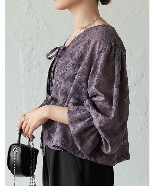 Re:EDIT（リエディ）の「[2023 SUMMER COLLECTION]前後2WAYフラワーカットジャガードシアーブラウス（カーディガン/ボレロ・レディース・アイボリー/ブラック/パープル・MEDIUM/LARGE）」の17枚目の写真