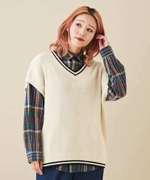 CUBE SUGAR（キューブシュガー）の「バルキーニットVネックライン入りベスト（ベスト・レディース・ナチュラル/ブラック/パープル系その他/イエロー系その他/ブラック系その他・M）」の4枚目の写真